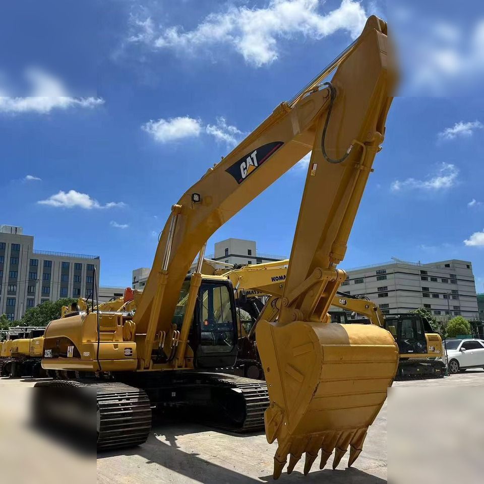 2018 Caterpillar 325CL crawler excavator, front three-quarter view