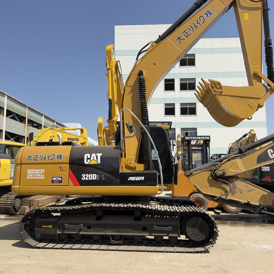 Excavadora de orugas Caterpillar 320D2L, vista de perfil lateral Excavadora de orugas Caterpillar 320D2L, vista de perfil lateral
