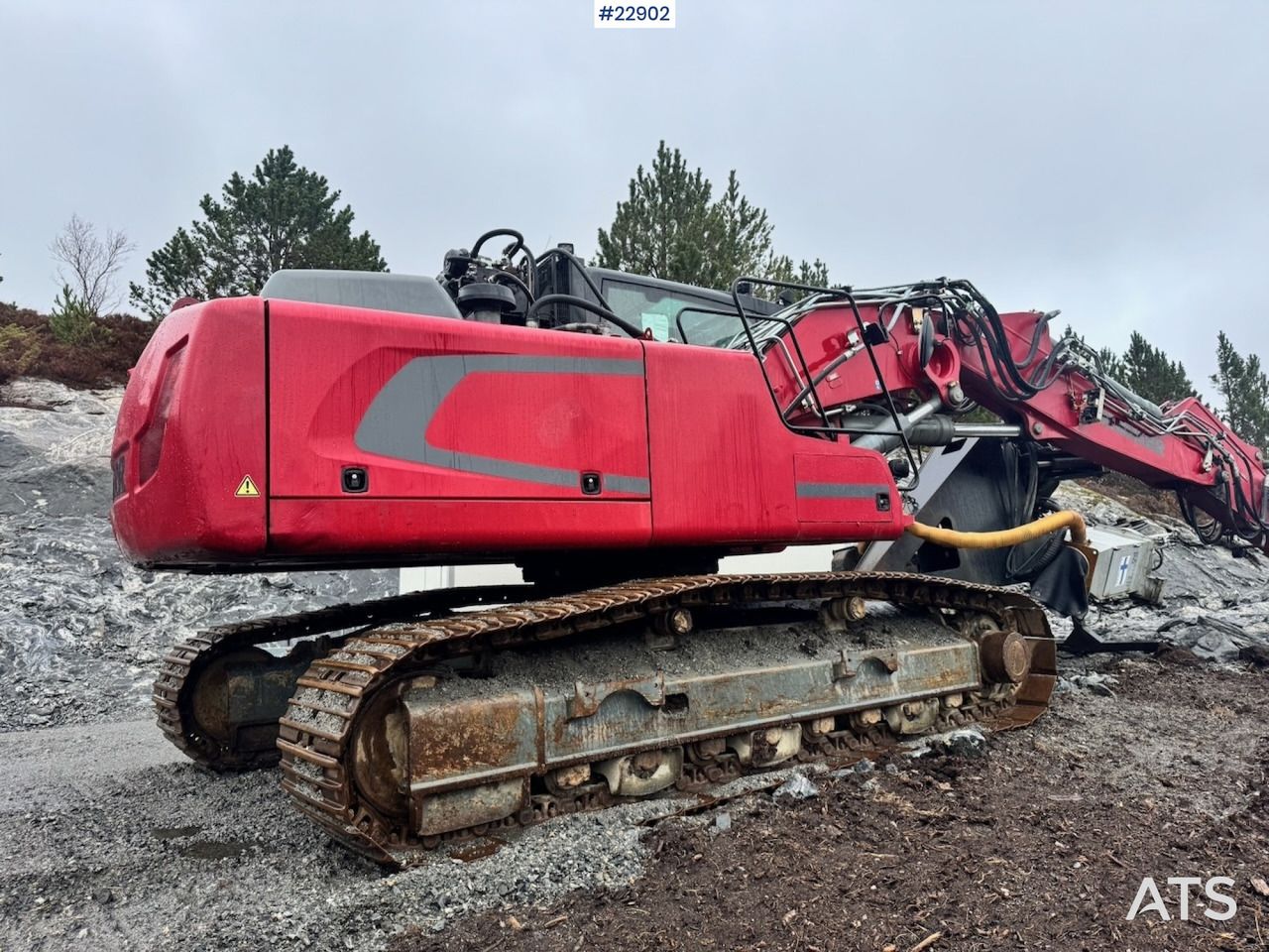 2014 Liebherr R922 crawler excavator, rear three-quarter view