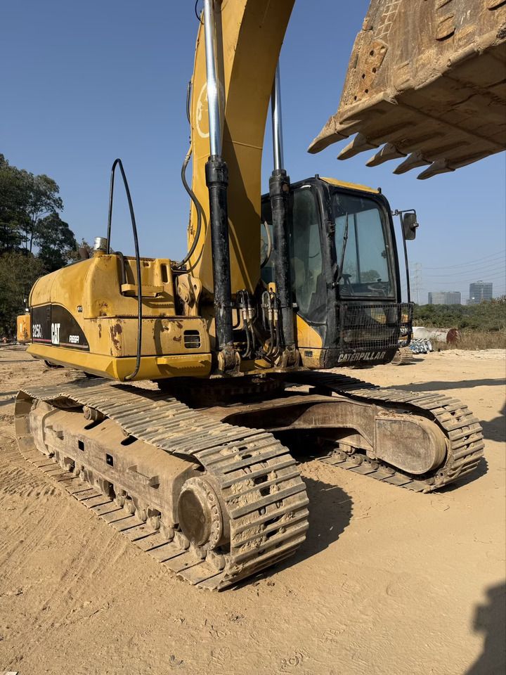 2006 Caterpillar 325CL crawler excavator, front-side view