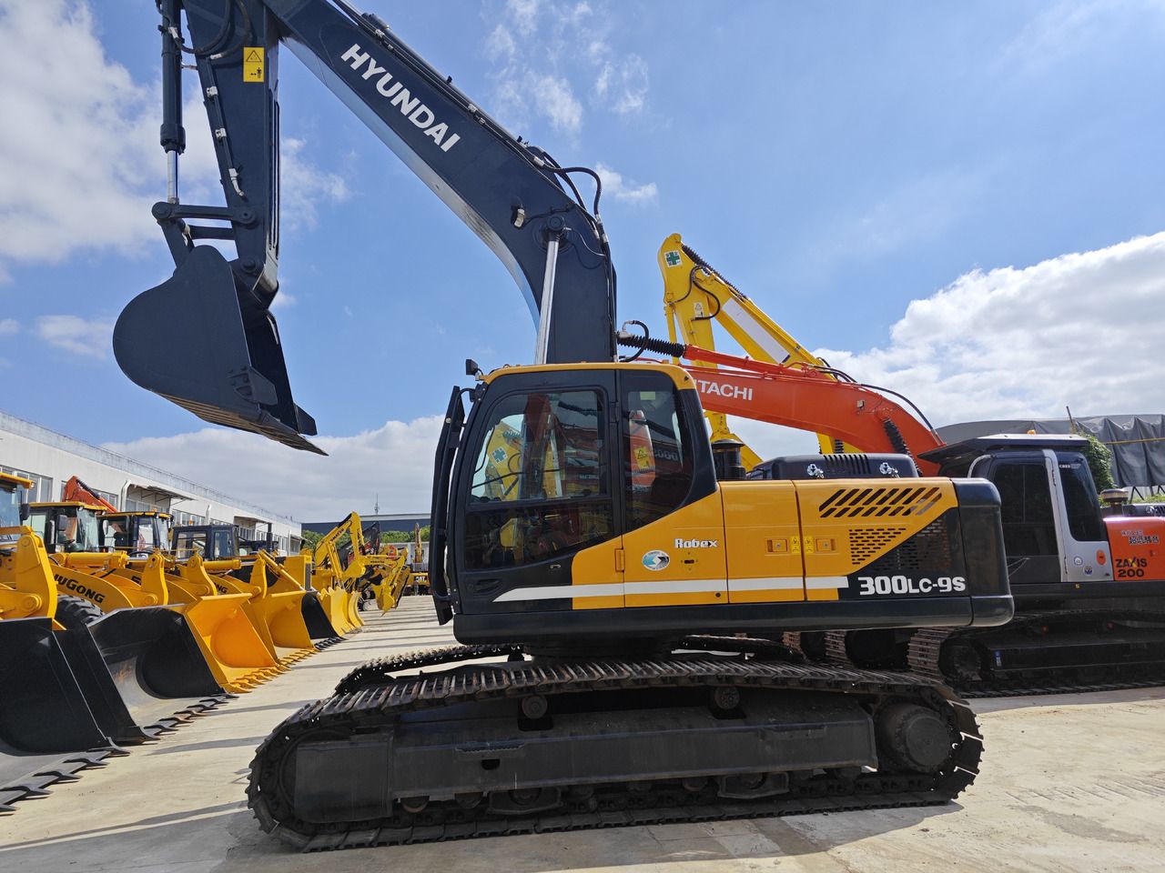 Hyundai R300LC-9S crawler excavator side view Hyundai R300LC-9S crawler excavator side view