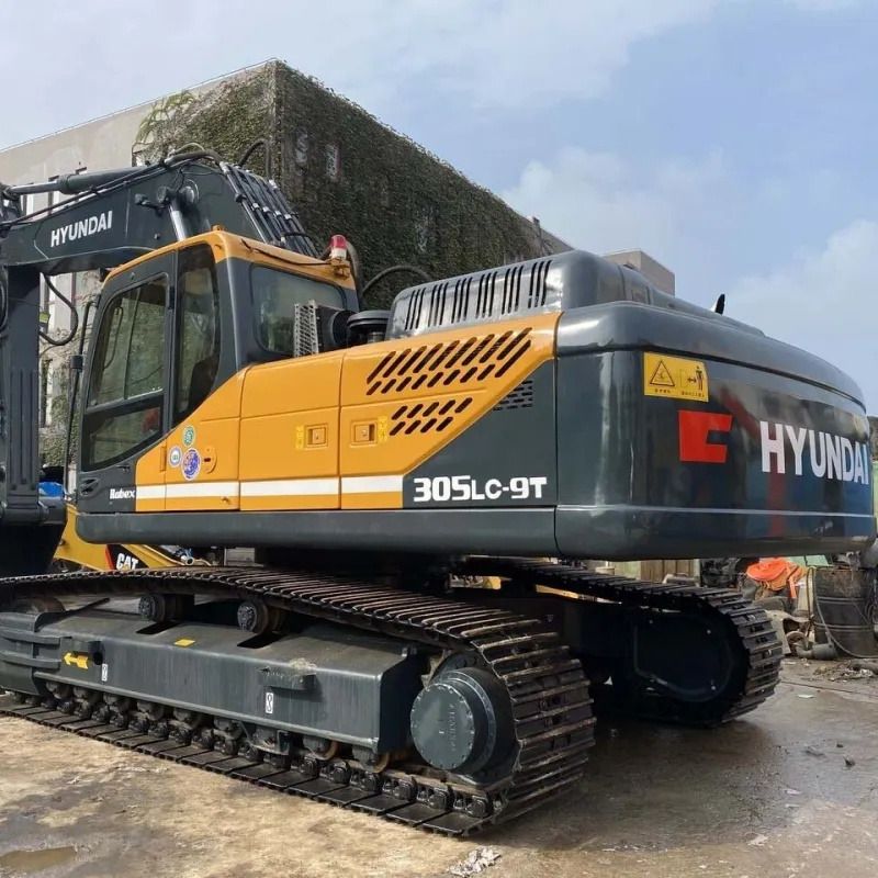 Hyundai R305LC-9T crawler excavator, rear three-quarter view Hyundai R305LC-9T crawler excavator, rear three-quarter view