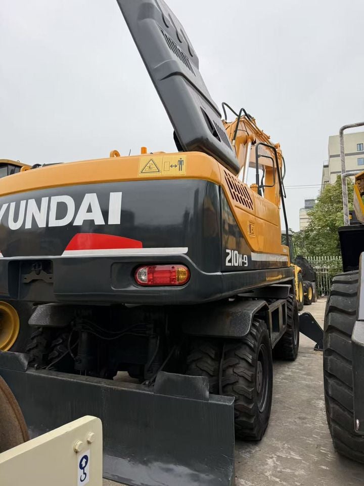 2024 Hyundai R210W-9S wheel excavator rear view 2024 Hyundai R210W-9S wheel excavator rear view