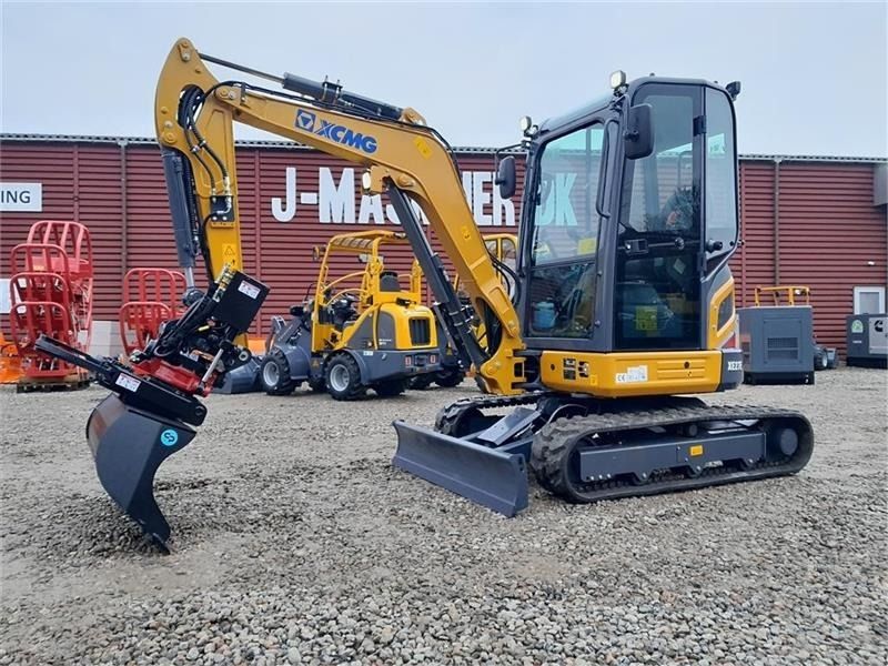 XCMG XE27E mini excavator, side view XCMG XE27E mini excavator, side view